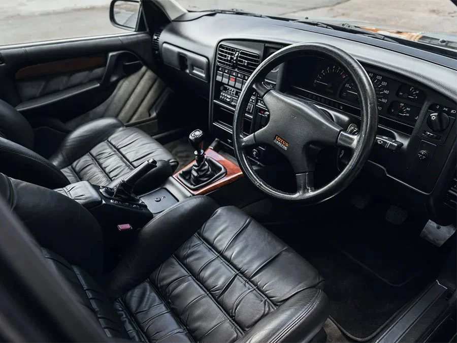 interior do Lotus Omega