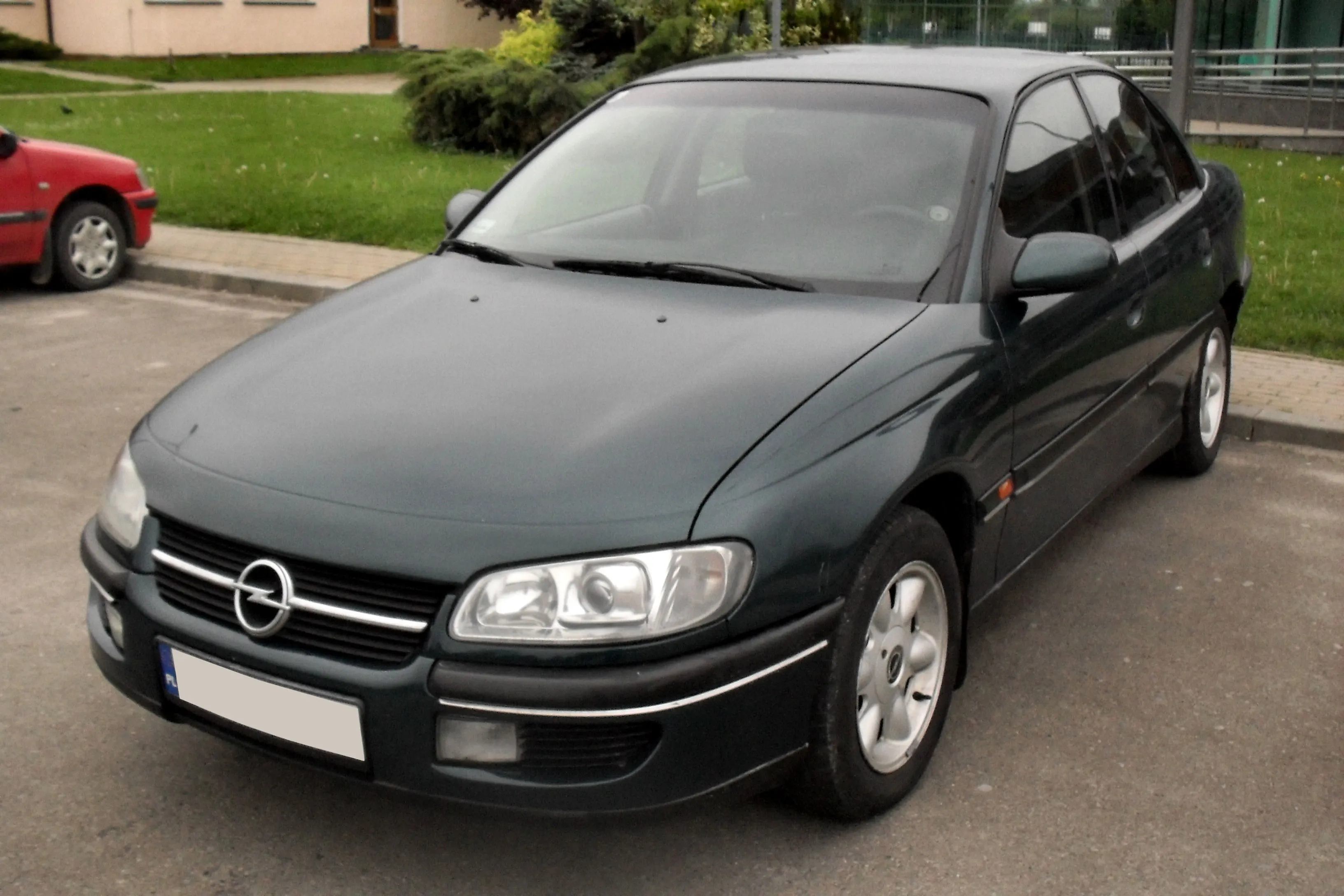 Opel Omega B preto visto de frente