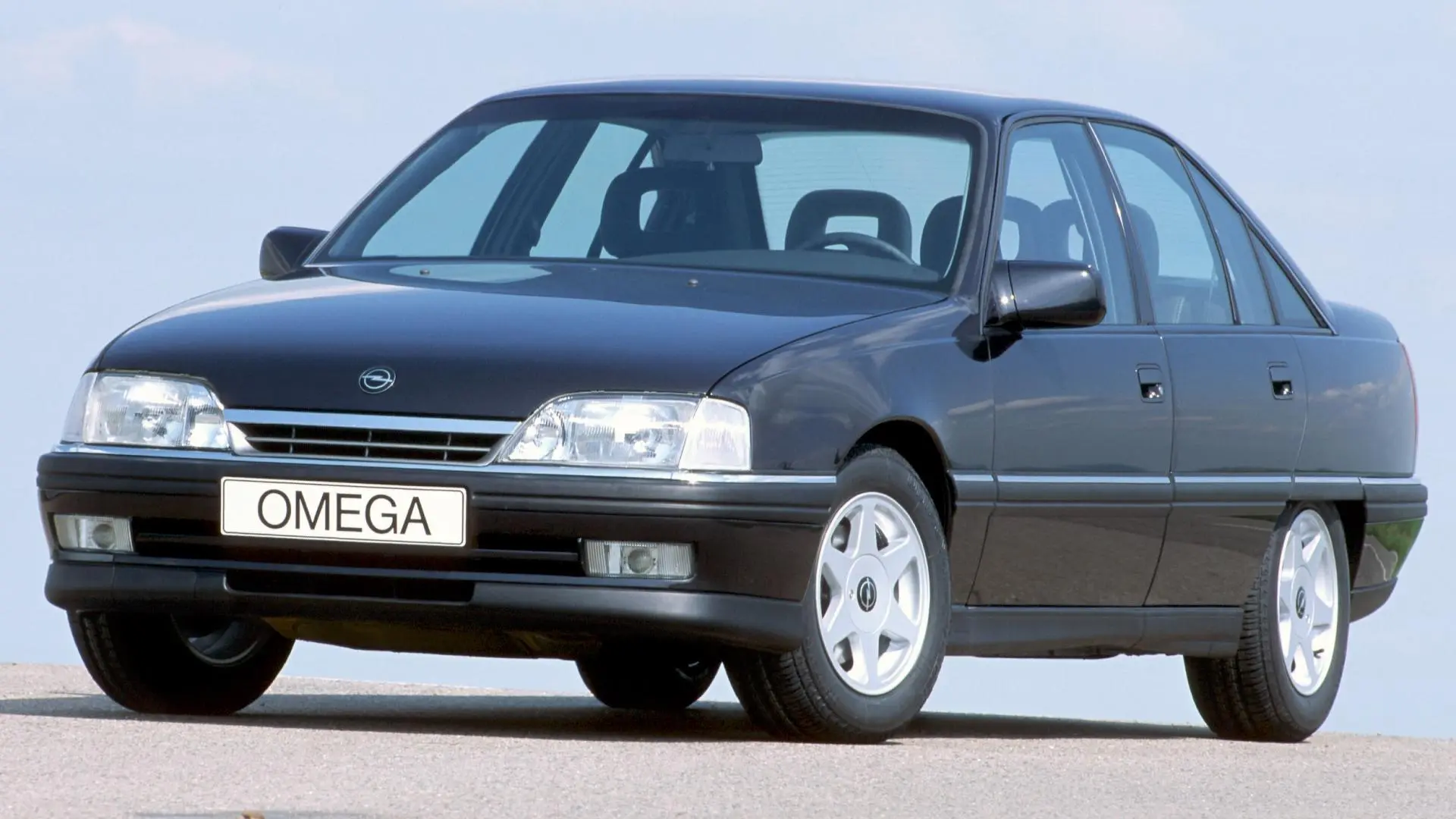 Opel Omega A preto visto de lado
